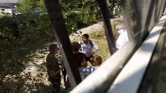 Двенадцать класников бухают около окна смотреть онлайн