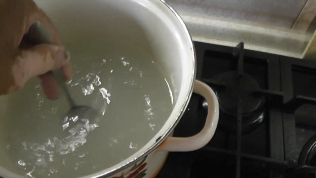 Жарим чесночные стрелки. Fry the garlic arrows.