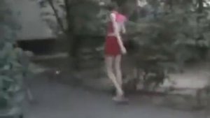 Улетные приколы Приколы ! пьяная девка ползёт к любимому