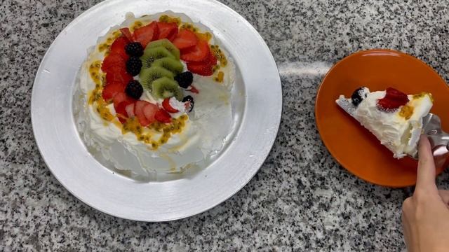 PAVLOVA - RECEITA FÁCIL E DELICIOSA DE SUSPIRO GIGANTE - MERENGUE FÁCIL E SEM MISTÉRIO смотреть онлайн