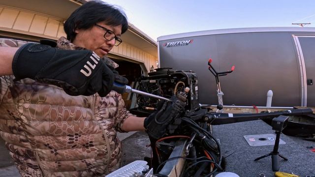 How to install new starter on Mercury Thunderbolt 50 Hp outboard motor. смотреть онлайн