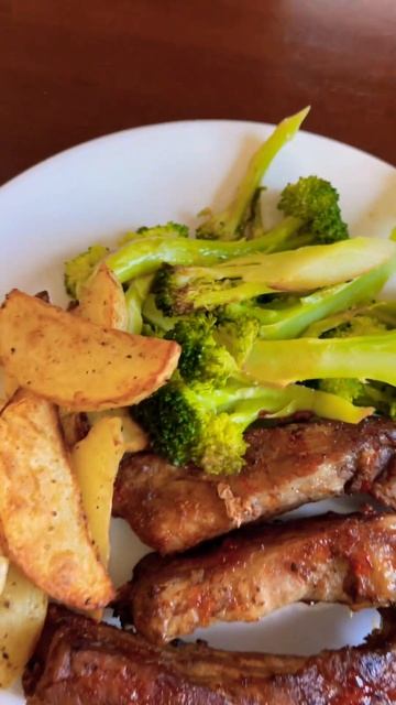 Air fryer ribs, potatoe wedges and steamed brocoli - delicious homemade dinner! 😋 смотреть онлайн