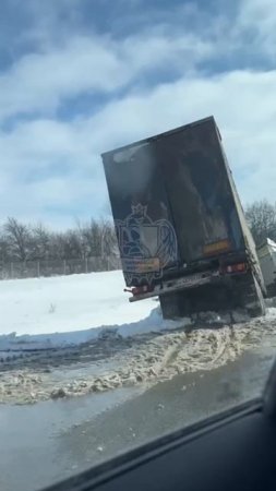 В Богучарском районе, возле хутора Дядин, фура слетела с дороги.