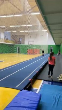самое простое упражнение на акробатике.акробатика прыжки 4