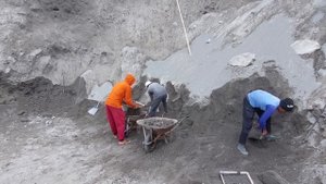 Строительство, песок сильно высох, несколько дней нет дождя, шахтёры работают