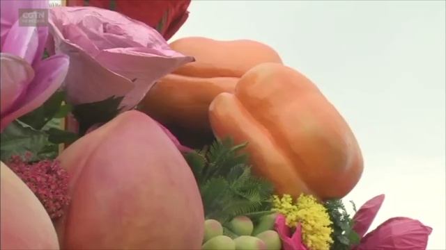 На площади Тяньаньмэнь закончено оформление гигантской плодово-цветочной корзин[Age0+] смотреть онлайн