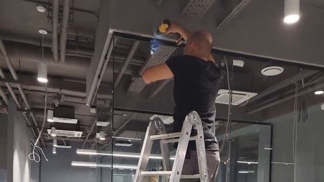 Стеклянные перегородки в БЦ Азинский. Компания GlassART, г. Казань