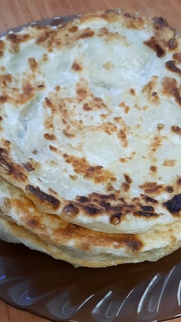 Слоёные лепешки на сковороде. Очень доступно, вкусно и просто! Рецепт уже на канале! #shorts смотреть онлайн
