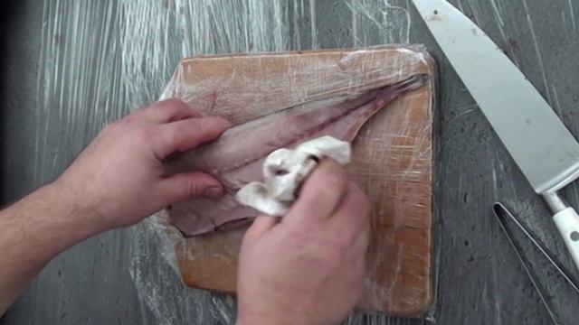 Мурманское сало, разделка скумбрии. Короткое видео. (Murmansk lard, mackerel cutting. A short video