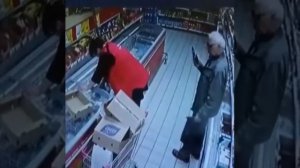 Дед в магазине хорошо пристроился.