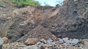 Строительство, шахтёры сбивают песок с утёсов