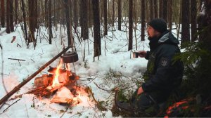 Выживание в одиночку зимой | Кровать из еловых веток и костер у вырванного с корнем дерева