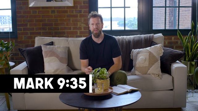 A Backward Path to Greatness | Mark 9:35 | Our Daily Bread Video Devotional смотреть онлайн