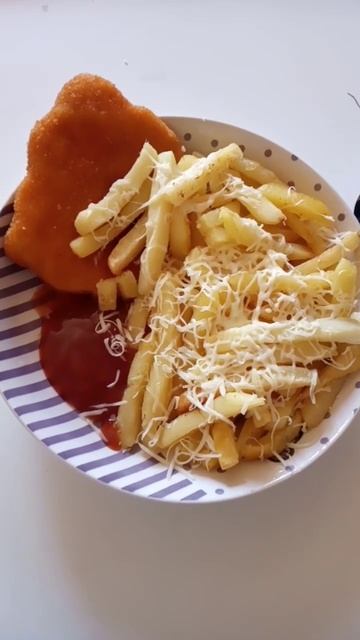 #snitel de piept de pui cu cartofi prăjiți și cașcaval ras#😋 смотреть онлайн