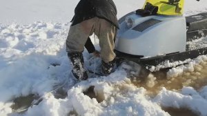 Спасаем буран из речной наледи с помощью снегохода Ski-Doo.