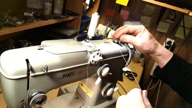 Nawijanie nici na szpulkę bębenka (szpulowanie) na przykładzie maszyny do szycia Pfaff 360 смотреть онлайн