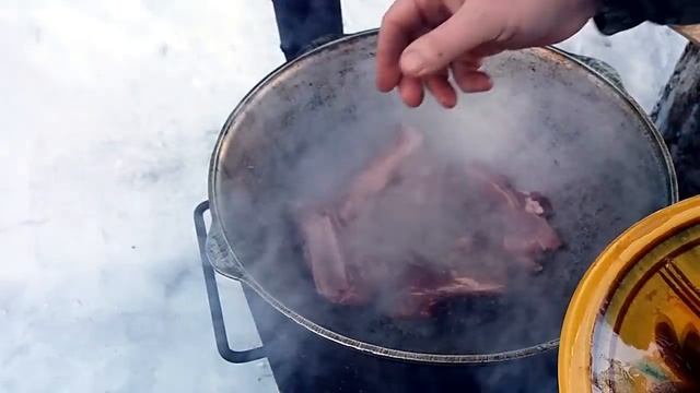 СВИНЫЕ РЁБРА В КАЗАНЕ НА СВЕЖЕМ ВОЗДУХЕ.