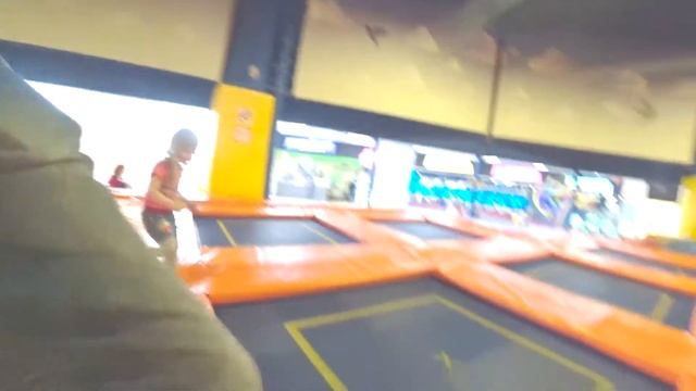 VLOG! Батутный парк! Семейный выходной! смотреть онлайн