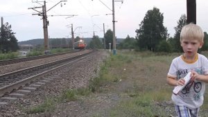 новый  супер крутой  поезд, смотрим на поезда