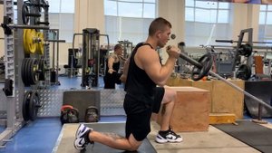 Жим грифа 1 рукой с колена