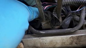 передавили провода на форсунки.