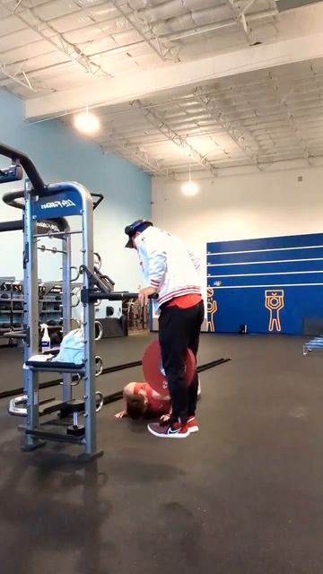 45 lbs plate weighted dips. Body weight 220 lbs #dips #fitness #gym смотреть онлайн