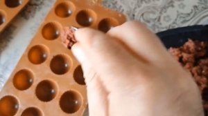 Внёс дополнительные ингредиенты в фарш для рыбок.