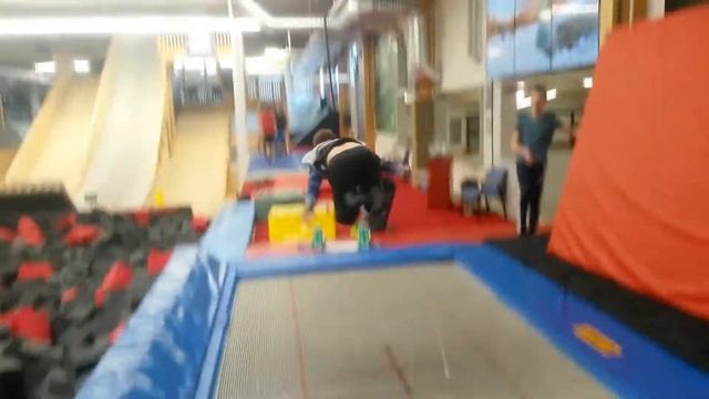 Как я прыгаю на батуте bebflip смотреть онлайн