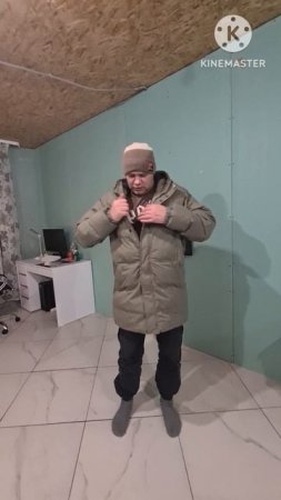 Одела мужа и дочек.