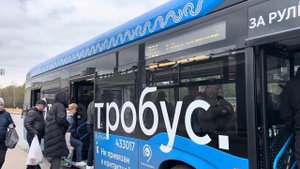 Электробус КАМАЗ-6282 следует по маршруту 706 ”м. Выхино - 2-ой Московский Крематорий”