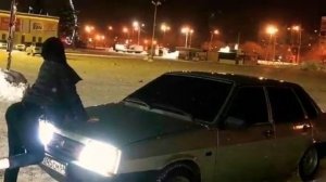 Он мой мальчик, едет на девятке.