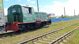 Тепловоз ТГК2-8395 С Одним Крытым Вагоном Переезжает Через Переезд На Станции Металлист