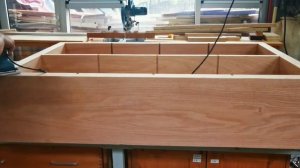 Изготовление стеллажа (полки) со стеклянными перегородками из красного дуба