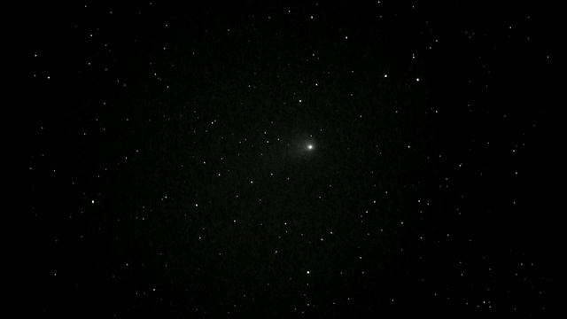 Комета C2020 V2 і старлінки на її фоні в небі України 25 серпня 2023 року