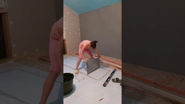 Ремонт своими руками. часть 5. Клеим обои днем и ночью. Овчарка следит за качеством работы. смотреть онлайн