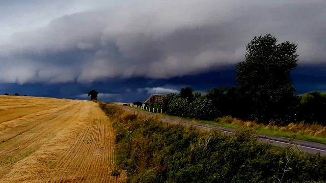 ماذا يحدث في سماء الدنمارك!  غيوم داكنة مخيفة فوق فابورج