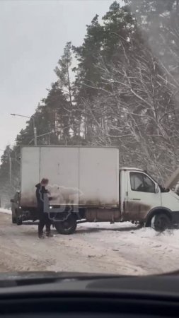 В Таврово автомобиль протаранил столб. 😳