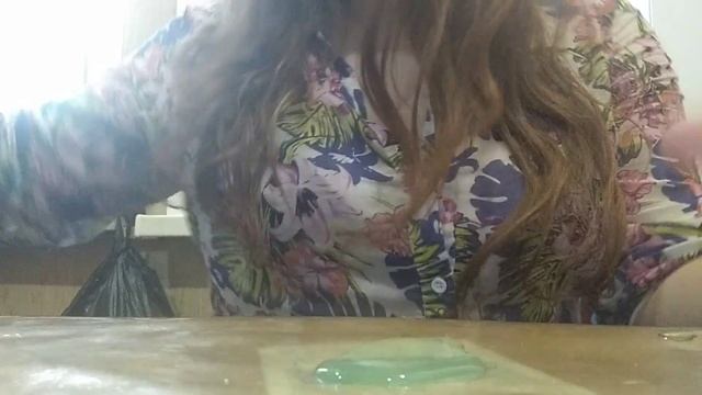 Распаковка двух товаров японского сока с лимоном и чипсов с беконом