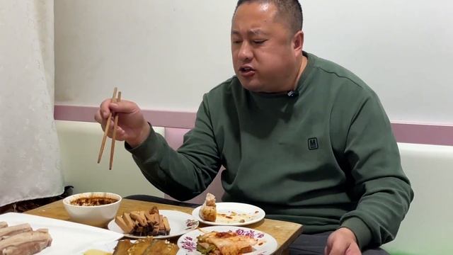二斤五花肉切大块，沾满辣酱，一口二两肉，看大哥大口吃肉超满足