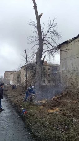 Самарцы помогают демонтировать аварийные ЛЭП в Снежном