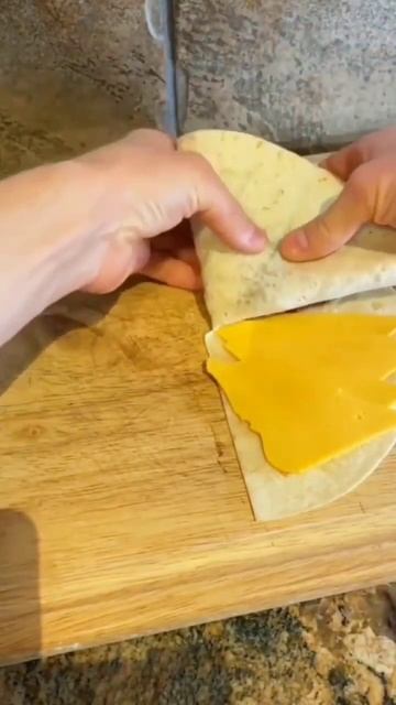 Вот такая 👍 кесадилья с сыром.