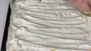 Невероятно вкусный, нежный как облако, меренговый рулет с пюре маракуйи и сливочным кремом.