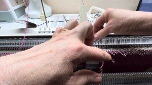 Как заменить иглу на вязальной машине