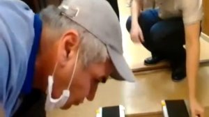 Инвалид колясочник с личными приспособлениями, для преодоления препятствий в обл. суде Ростова-н/Д.