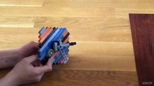 Работающая модель часов из Лего!