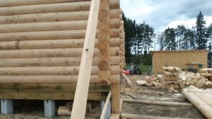 Монтаж срубовой части дома из оцилиндрованного бревна