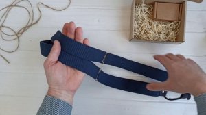 Синие подтяжки на пуговицах