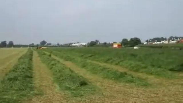 работа Multifarmer с косилкой и прицепом силосоподборщиком Pottinger