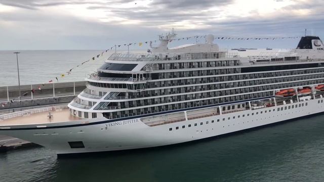 Brilliance of the Seas / Viking Jupiter cruise ship horn salute Barcelona October 2019