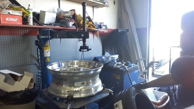 Mounting tire on semi wheel for dually wheel conversion 22.5 to 22 смотреть онлайн